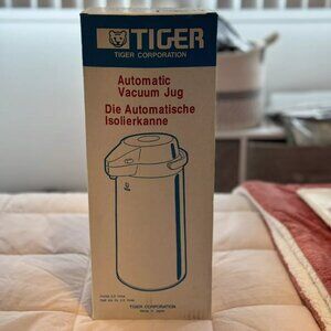 New in Box Vintage 2015 Tiger Automatic Vacuum Jug 2.5 made in Japan